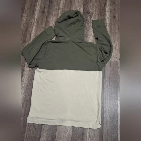 Abercrombie & Fitch Two-Tone Green and Cream Zip-Up Sweater SMOKE FREE HOME. - Picture 2 of 5